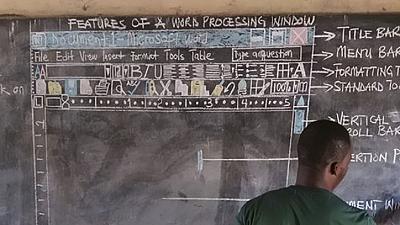 Nauczyciel informatyki w szkole w Ghanie, Richard Appiah Akoto, przygotowuje swoich uczniów do państwowego egzaminu z Word’a, 2018r. https://www.bloglovin.com/blogs/my-modern-met-1170172/teacher-in-rural-ghana-creatively-teaches-6296363177