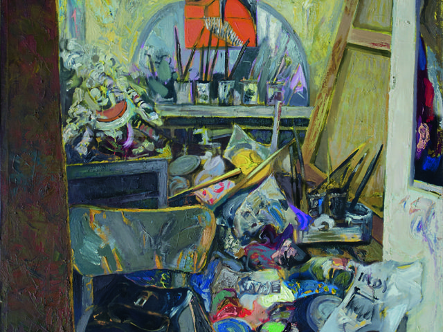 Obraz "Studio I', obraz ukazujący zabałaganioną pracownię malarską; obraz na sztaludze, żarówka zwisająca z sufitu bez klosza, torba leżąca na krześle, pędzle i farby leżące na ziemi.
