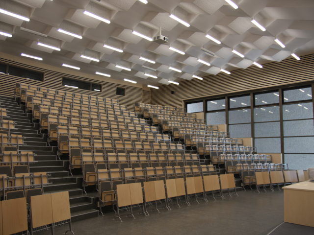Wnętrze budynku audytoryjnego, sala wykładowa, Uniwersytet Warszawski.