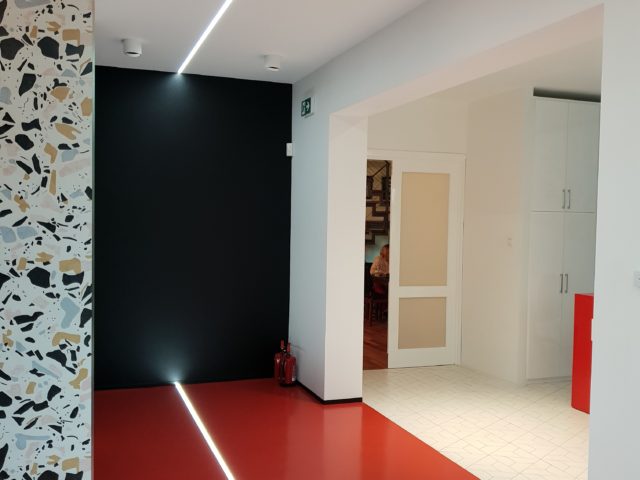 Projekt wnętrza siedziby firmy Universal Music Polska, korytarz, pomieszczenie przejściowe.