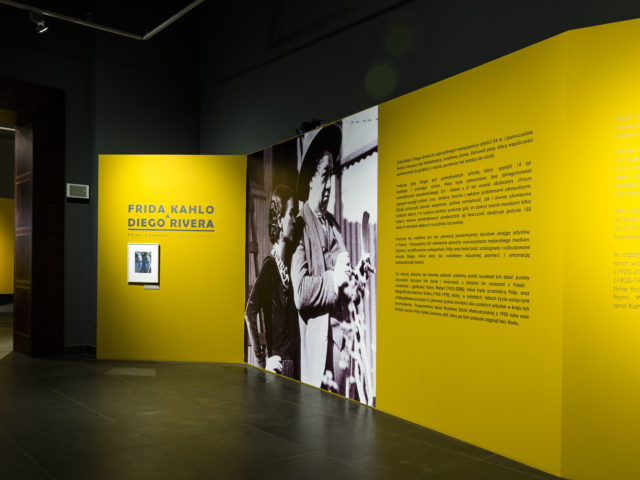 Wystawa w Zamku w Poznaniu, duża plansza z informacjami na temat Fridy Kahlo i Diego Rivery.