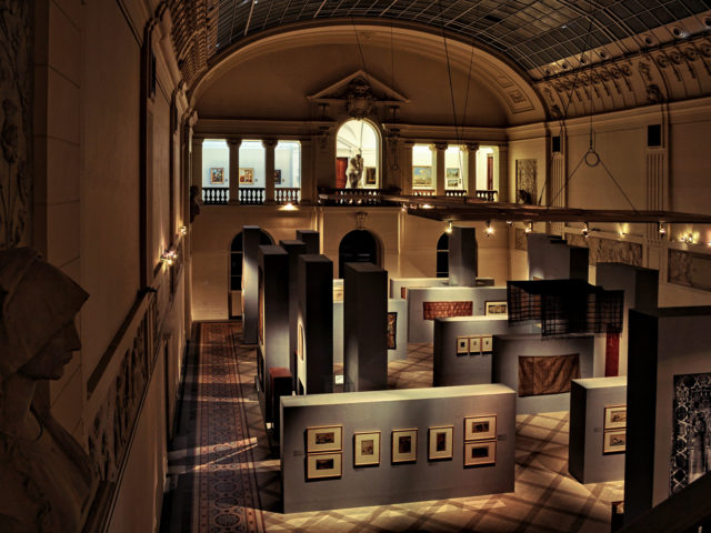 Galeria w Muzeum Narodowym w Poznaniu. Wystawa obrazów i materiałów umieszczonych na masywnych blokach.
