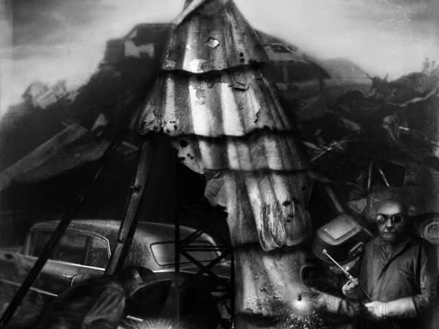 Grafika ukazująca złomowisko, na którym bezwłosa kobieta na szczycie żelaznej konstrukcji ma spawaną suknię przez robotników.