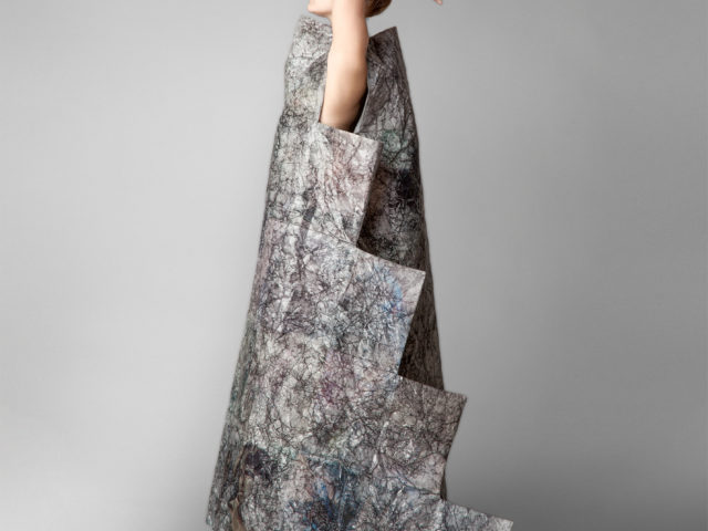 Modelka w tkaninie artystycznej stylizowanej na piramidę.