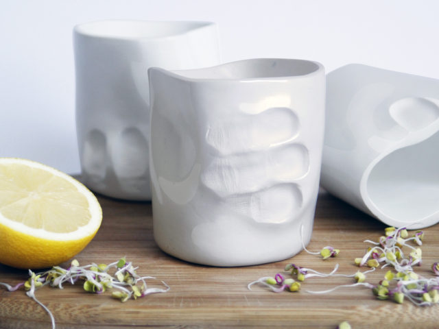 Dizajnerskie naczynie ceramiczne z odciskami palców. 