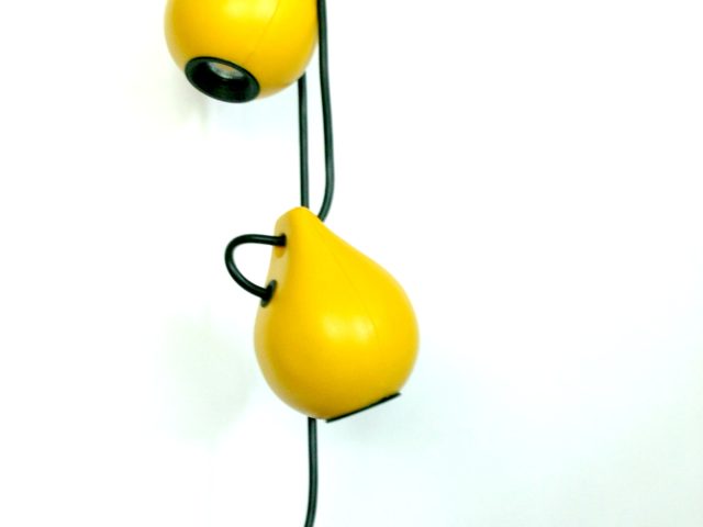 Projekt żółtej, wiszącej lampy.