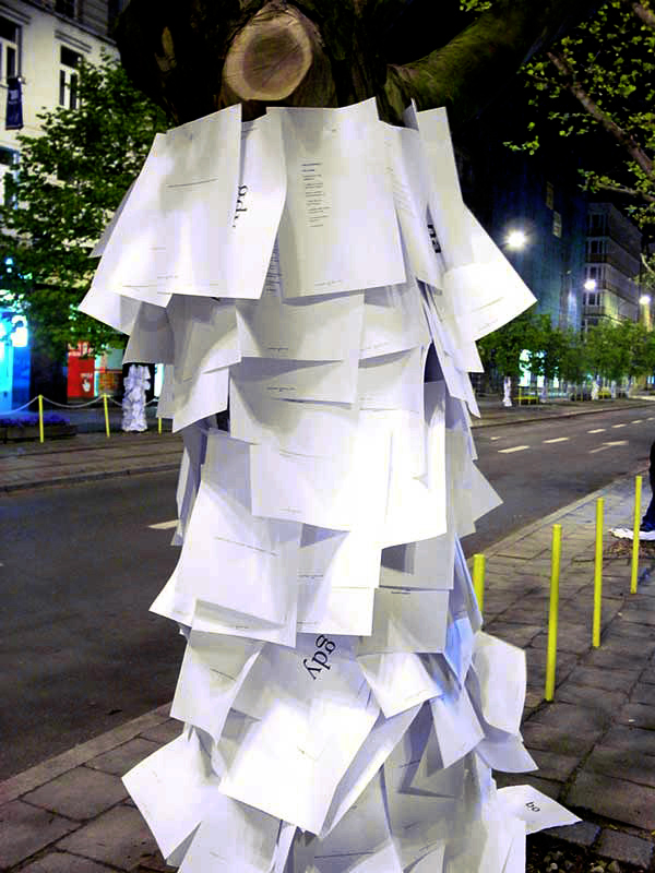 Drzewo obklejone kartkami papieru na ulicy 27 Grudnia w Poznaniu.
