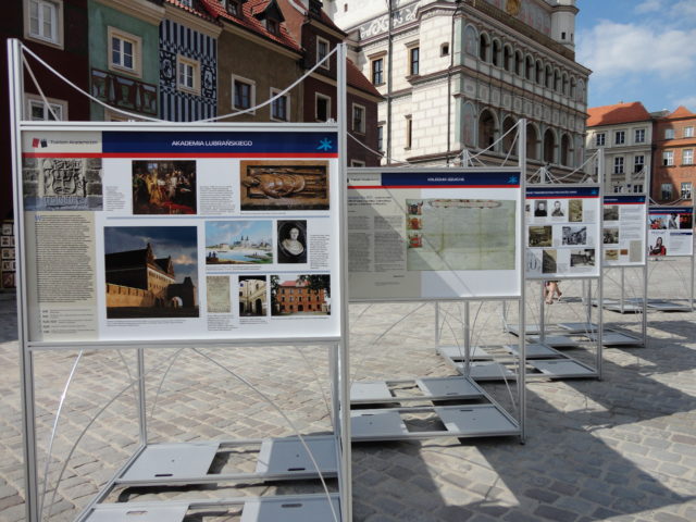 Wystawa "Traktem Akademickim" zaprezentowana na planach ustawionych na Starym Rynku pod Ratuszem w Poznaniu.