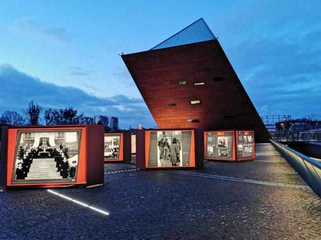 Instalacja muzealna z interaktywnymi ekranami na świeżym powietrzu.