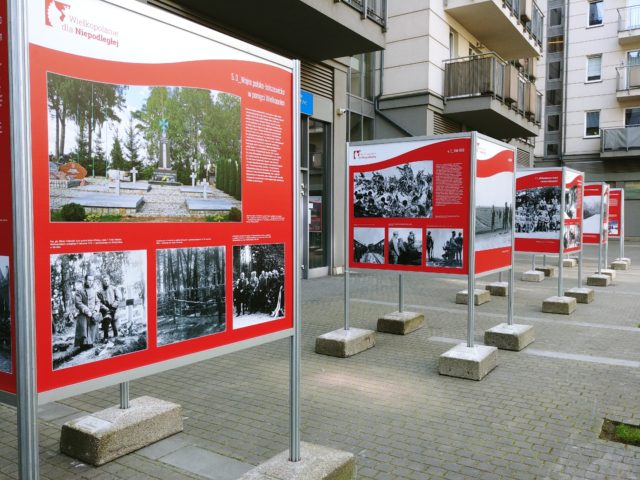 Instalacja muzealna na świeżym powietrzu z rozstawionych plansz na temat wielkopolan biorących udział w wojnie polsko-bolszewickiej.