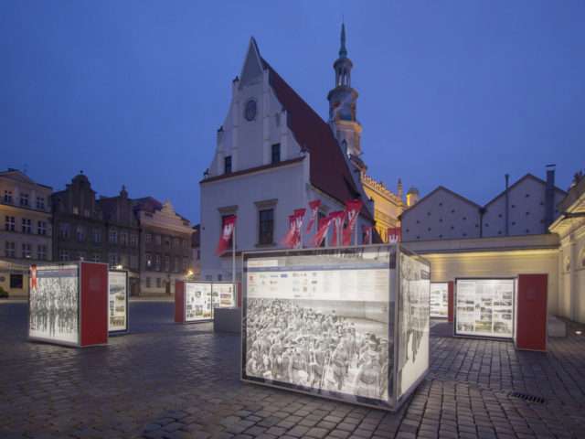 Wystawa poświęcona Powstaniu Wielkopolskiemu na placu Zamkowym w Warszawie.