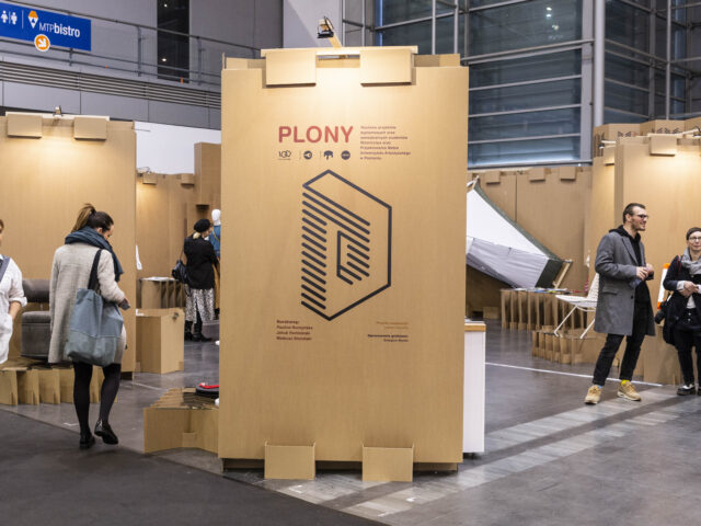Zwiedzający wystawę "Plony" na Arena Design 2020 na MTP w Poznaniu