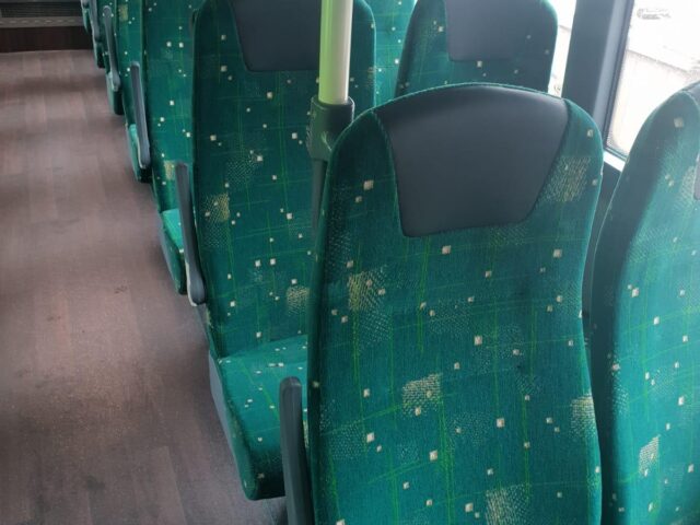 Wnętrze autobusu, fotele pasażerskie.