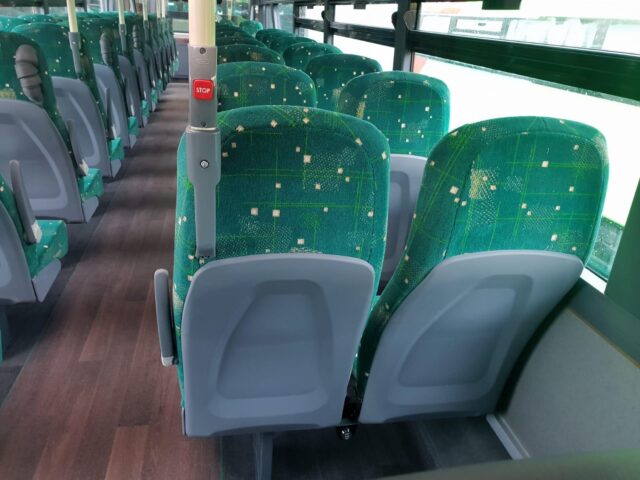 Wnętrze autobusu, fotele pasażerskie.