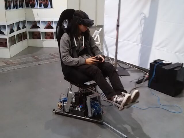 Osoba na gamingowym fotelu w Googlach VR.