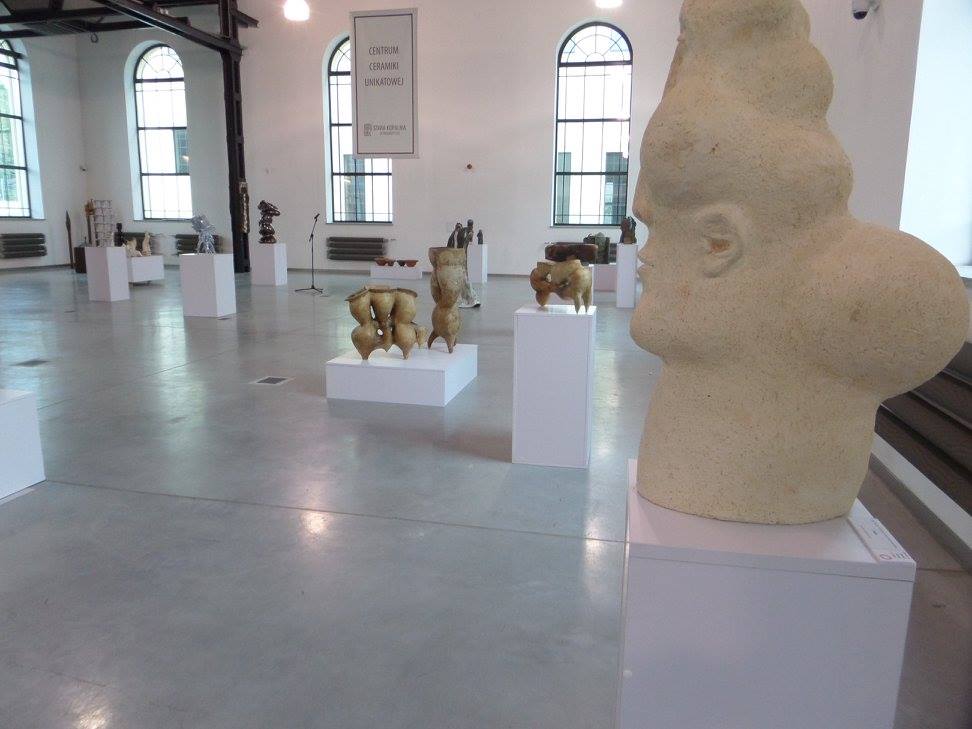 Wystawa w Starej Kopalni - widok wystawy, ceramiczne rzeźby.