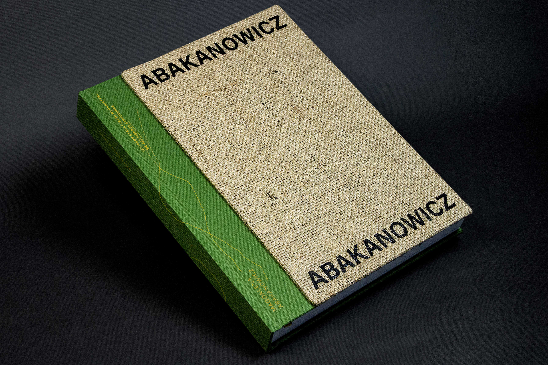 Okładka książki o Magdalenie Abakanowicz.