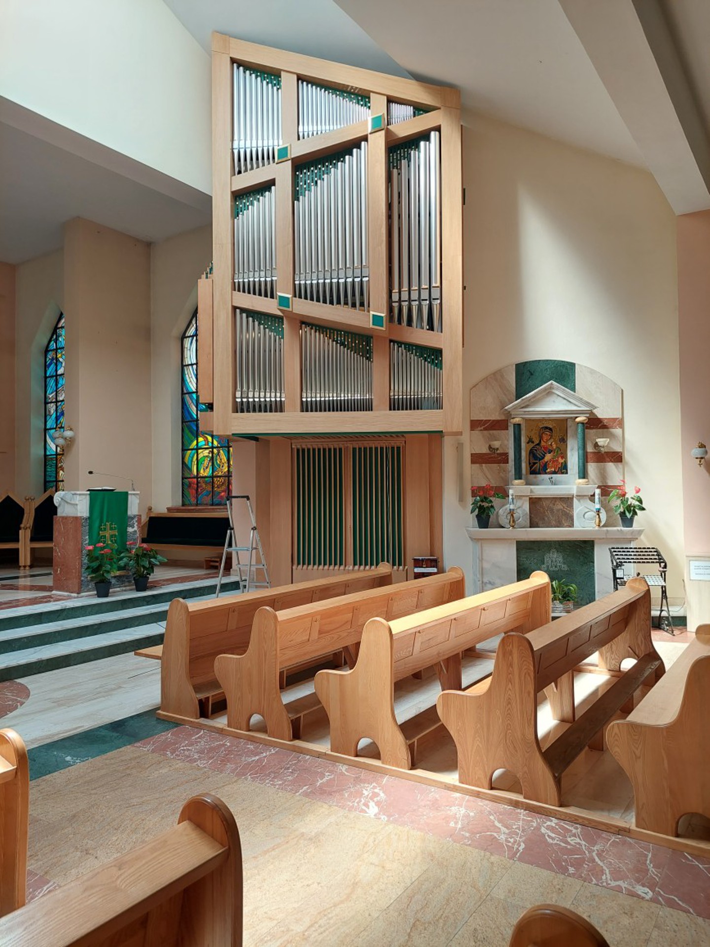 Organy w kościele, nawy boczne, ołtarzyk Maryi, ambona.