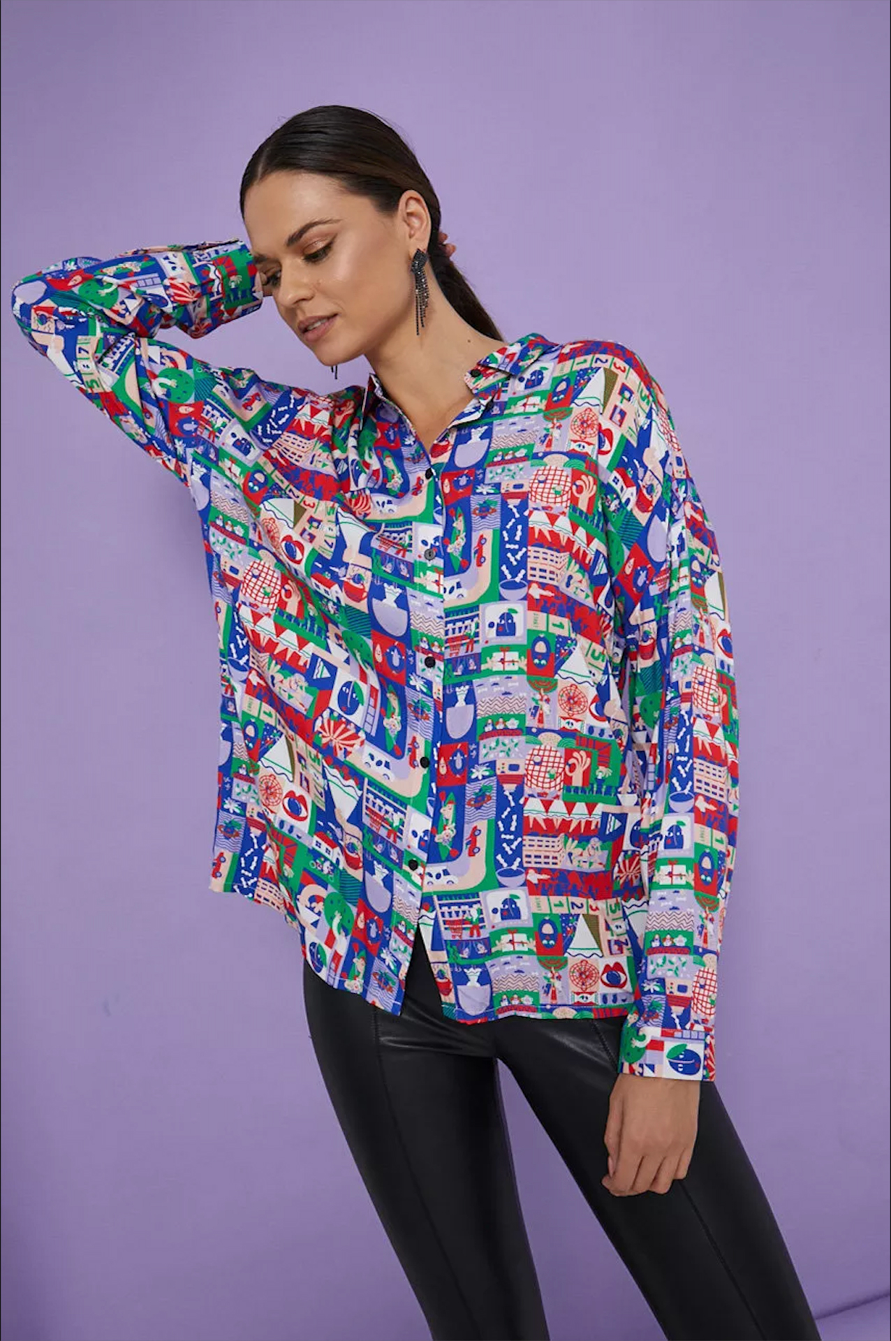 Modelka w kolorowej koszuli w wzorki stworzone cyfrowym nadrukiem.