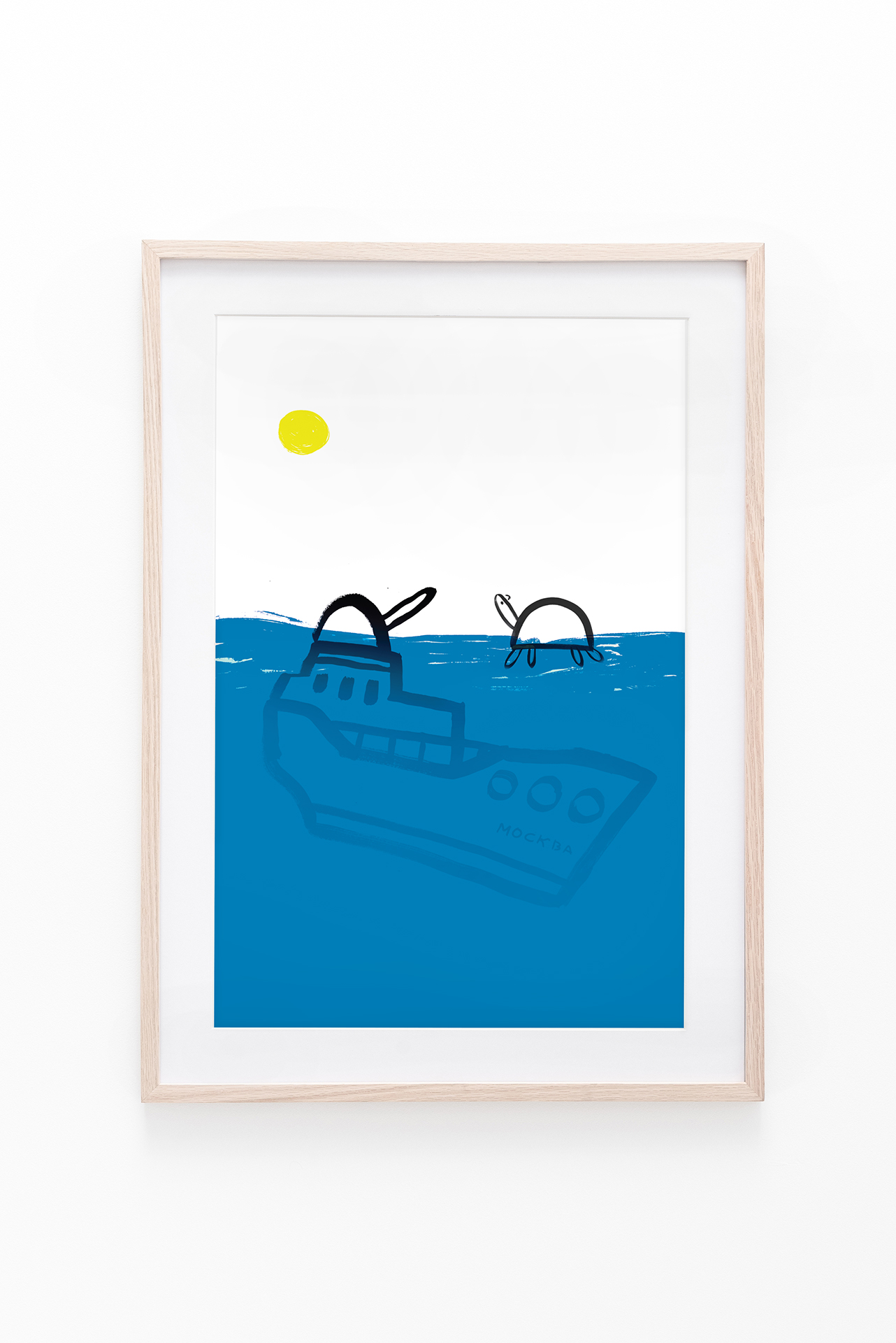 Plakat w drewnianej ramce; okręt wojenny tonący w morzu obok żółwia w słoneczny dzień.