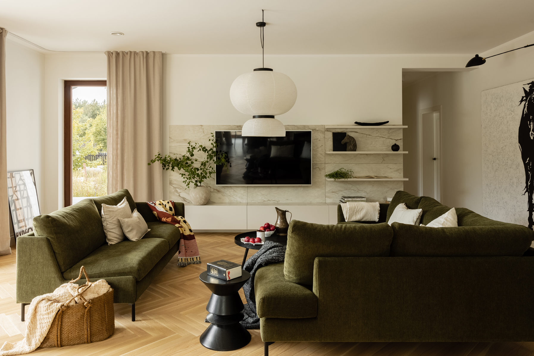 Lampa, telewizor i kanapy w salonie