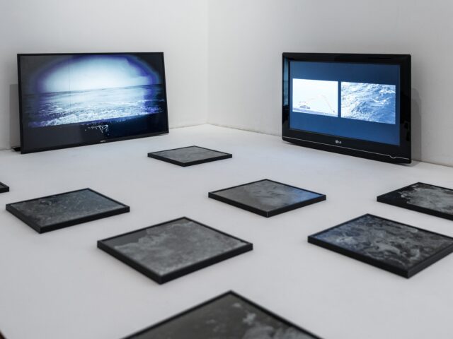 Obrazy oraz ekrany z materiałem video prezentowane na wystawie.