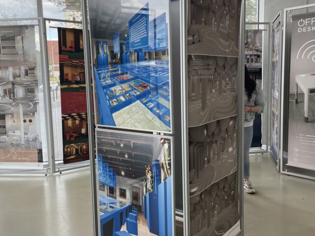 Wystawa, stelaże na których zamontowano materiały ukazujące prezentowane projekty.