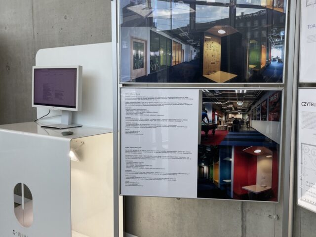 Wystawa; stelaże oraz ekrany ukazujące projekty prezentowane podczas wydarzenia.