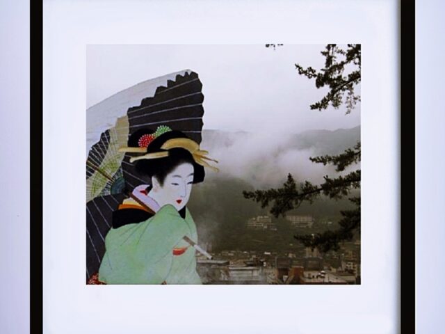 Namalowana postać kobiety z parasolką umieszczona na fotografii ukazującej panoramę wsi w górach otoczonej lasem.