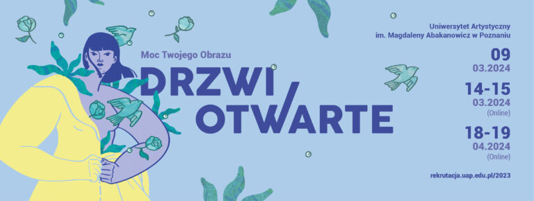 Baner informujący o drzwiach otwartych na Uniwersytecie Artystycznym w Poznaniu w dniu 9 marca 2024 roku; Kobieta w żółtym kombinezonie na niebieskim tle z zielonymi akcentami w postaci ptaków i kwiatów.