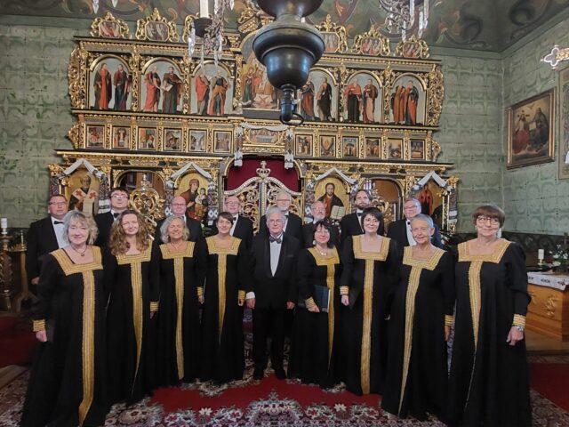 Chóru Kameralnego Członkowie chóru Cappella Musicae Antiquae Orientalis ubrani w czarne stroje i stojący na tle ikonostasu w kościele prawosławnym