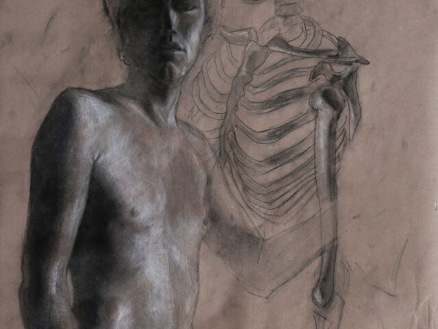 Rysunek na papierze pakowym wykonany technikami węgla i pasteli. Po lewej, na pierwszym planie wizerunek młodego, półnagiego mężczyzny. Postać unosi lewą rękę ku górze, wskazując na drugi plan, na którym widzimy szkielet. Oba wizerunki mają zamazane dłonie.