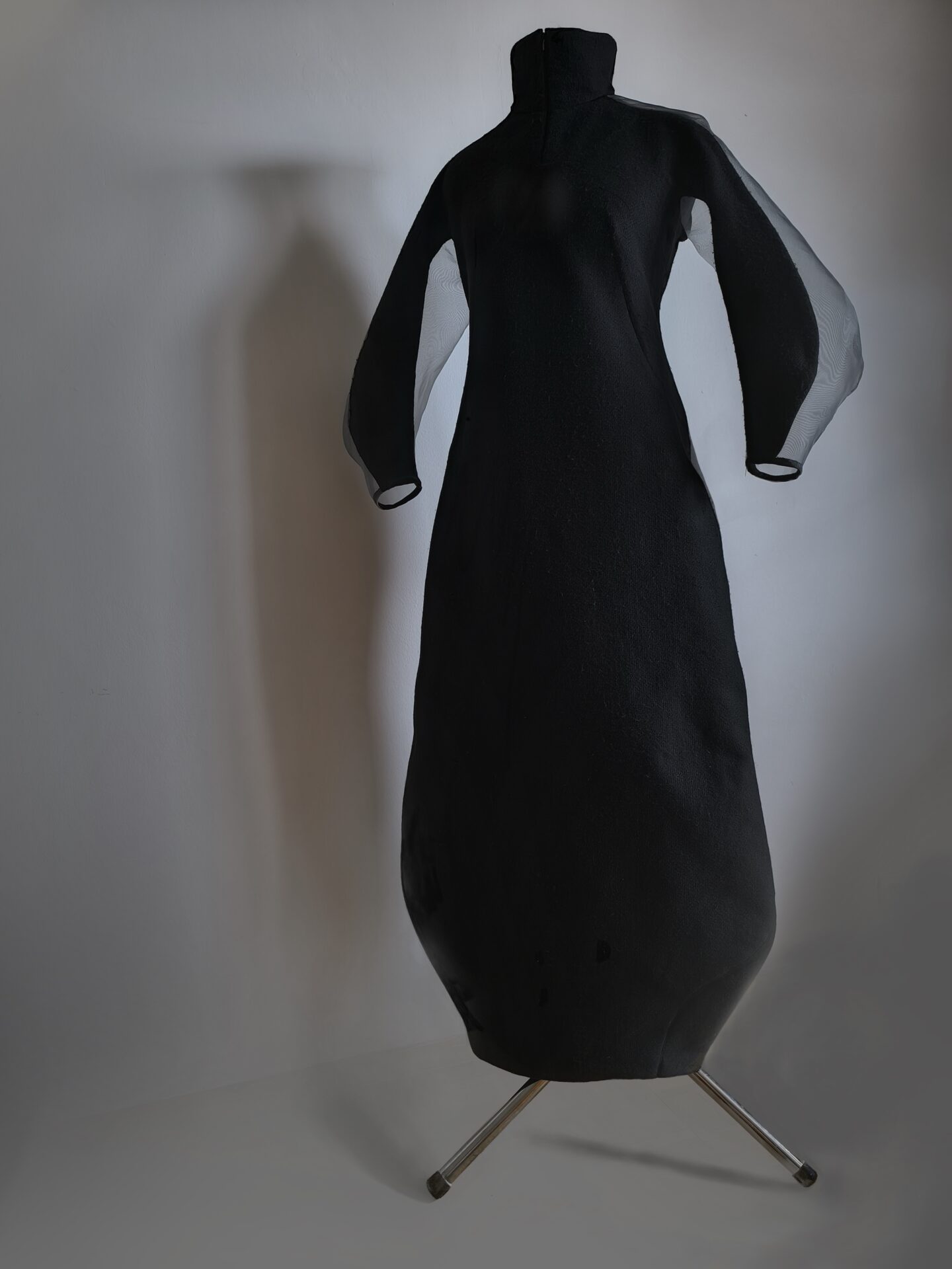 Z. Kaleta ,,SUKNIA CZARNA DŁUGA” (kostium) / premierowa prezentacja na wystawie pt. ,,INSPACE_EXSPACE”, z okazji 20-lecia Kierunku Scenografia UAP / Galeria Słodownia +1, Stary Browar, Poznań (2024)