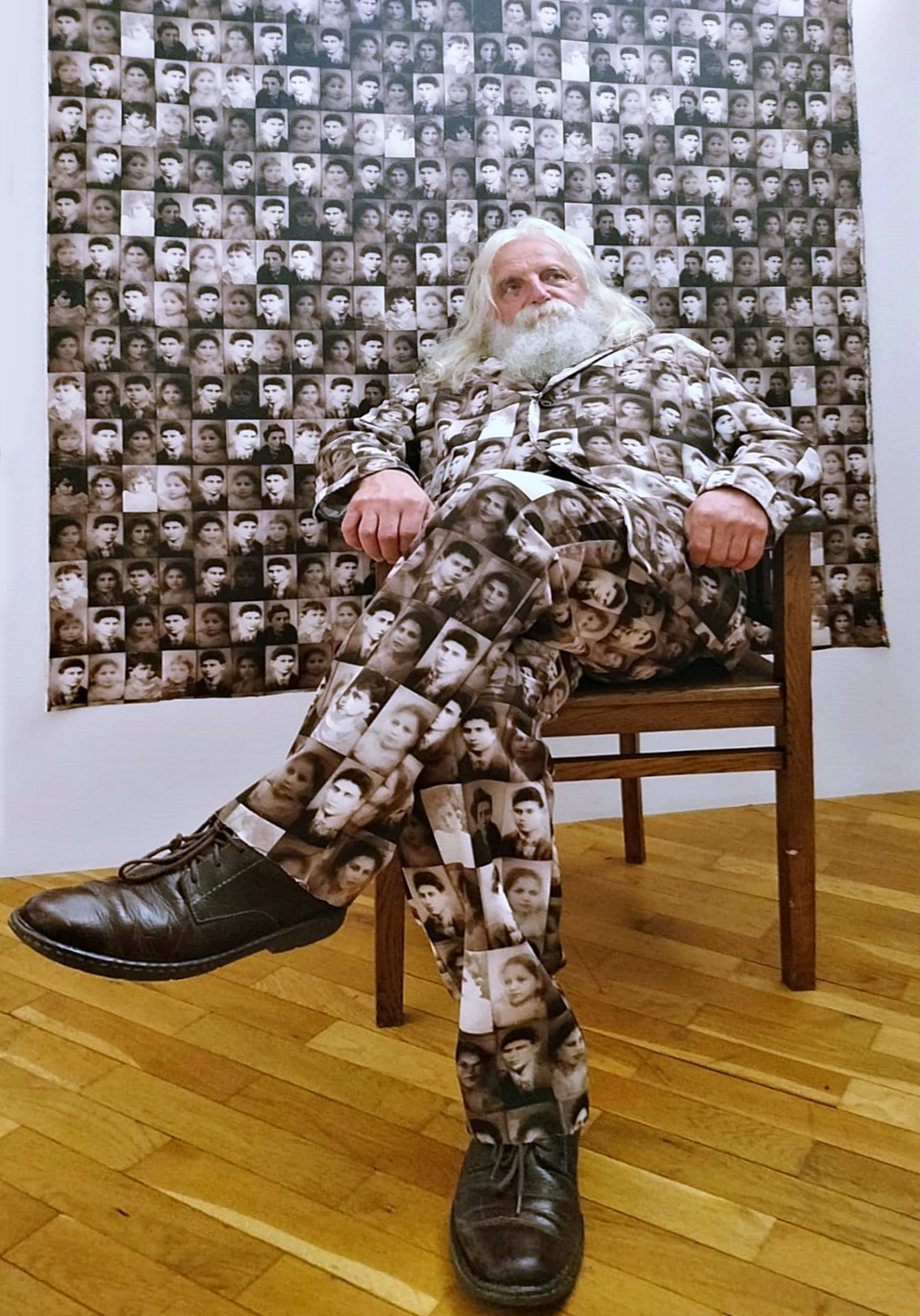 Z. Kaleta ,,KOSTIUM-GARNITUR” / premierowa prezentacja podczas międzynarodowej wystawy ,, FRANZ KAFKA, 1883-1924/1924-2024” w ramach V Międzynarodowych Spotkań Artystycznych–Trzebiatów 2024 / Galeria Feininger, Trzebiatów (2024)