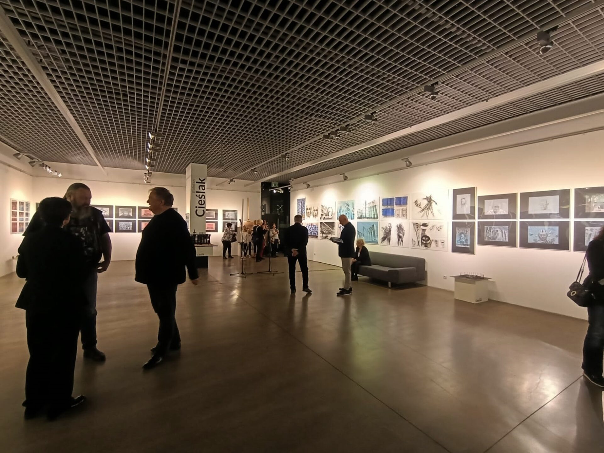 widok wystawy "BOHDAN CIEŚLAK. SFERY" / wystawa indywidualna: 105 rysunków w technikach mieszanych o wymiarach arkuszy A2, A3, A4 oraz 6 przestrzennych modeli scenograficznych w skali / kurator: Wojciech Łuka / XLIX edycja Tyskich Spotkań Teatralnych / Miejska Galeria Sztuki OBOK w Tychach (2023)