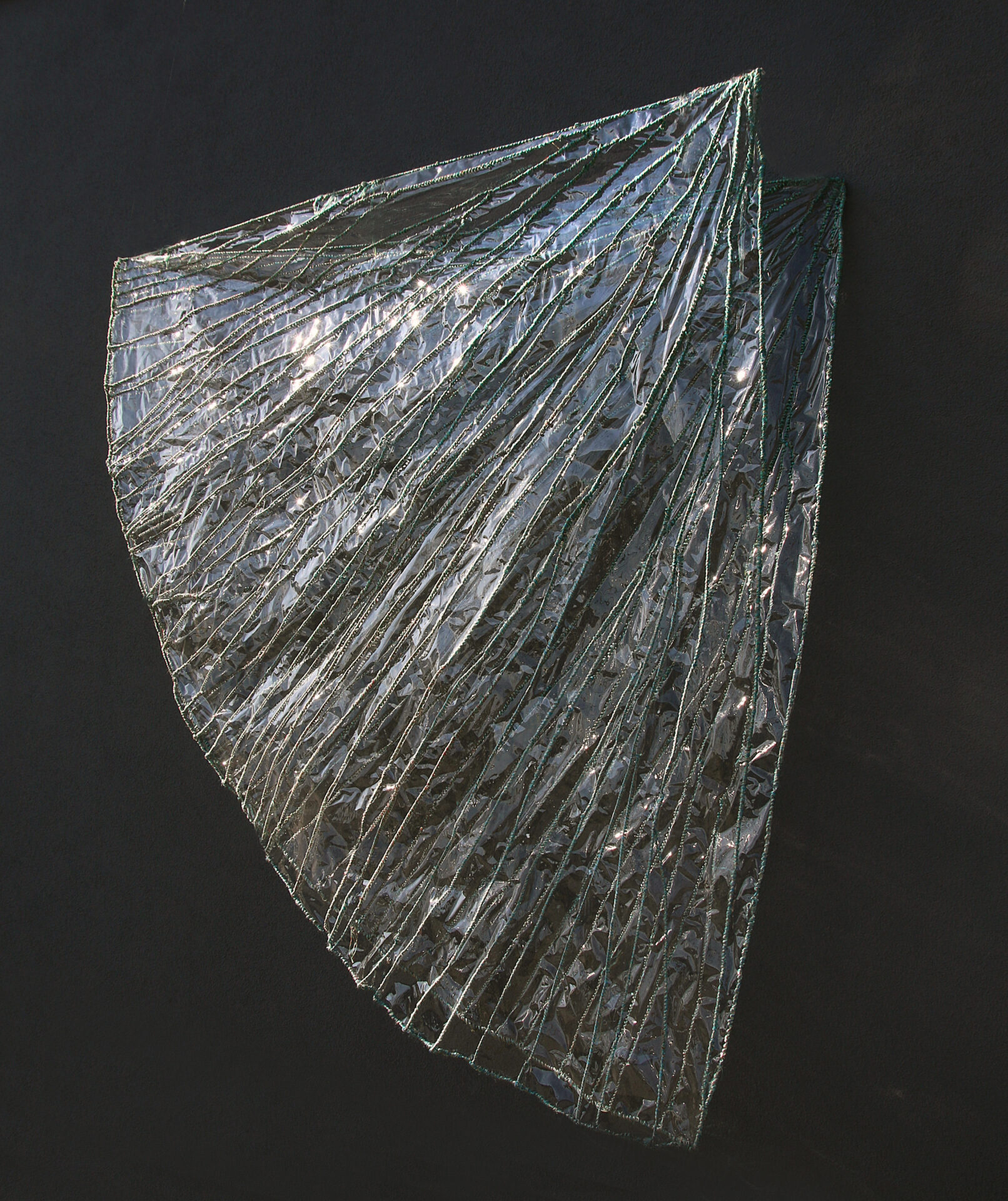 P. Kiełpiński ,,KONSTRUKCJA LUSTRZANA”/ praca pochodząca z cyklu ,, Obiekty autonomiczne”, obiekt tkacki o wym. 200x200x50cm, materiał: folia pvc, wiskoza / premierowa prezentacja na wystawie ,,MATERIAL THINKING / MYŚLENIE MATERIĄ (POLAND-UKRAINE)” / Galeria Prom Kultury, Saska Kępa, Warszawa (2022)