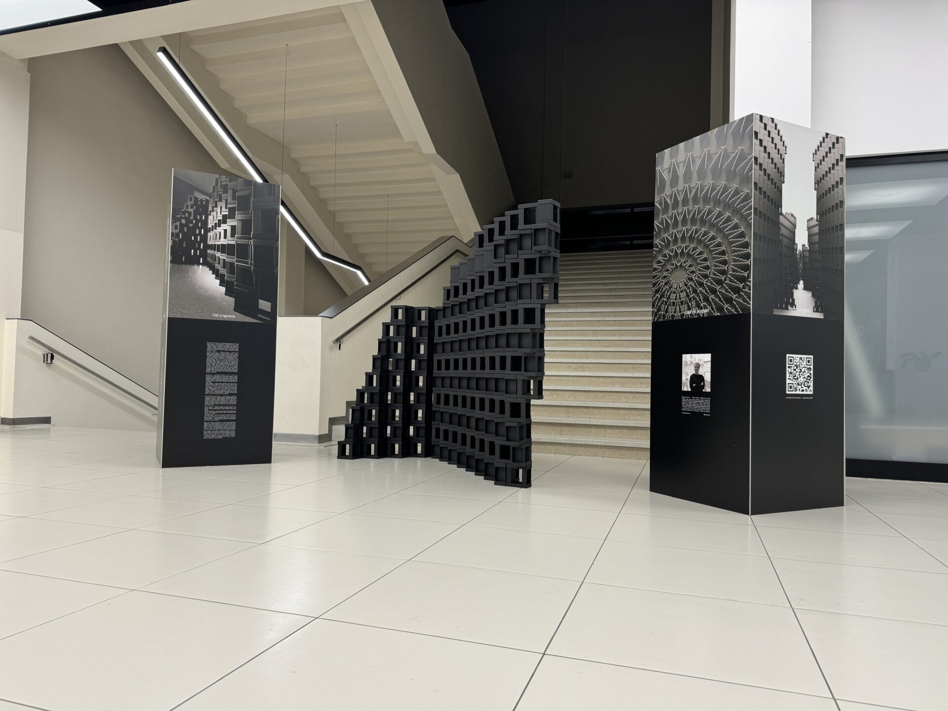 N. Kliśko-Walczak ,,PRZESTRZENIE KONSUMPCJONIZMU” (obiekt 150 x 250 x 180 cm + dwie formy 70 x 70 x 200 cm każda)  wystawa indywidualna towarzysząca wydarzeniu ,,GREENPACT European ESG Summit” w Poznań Congress Center na terenie Międzynarodowych Targów Poznańskich (2024)