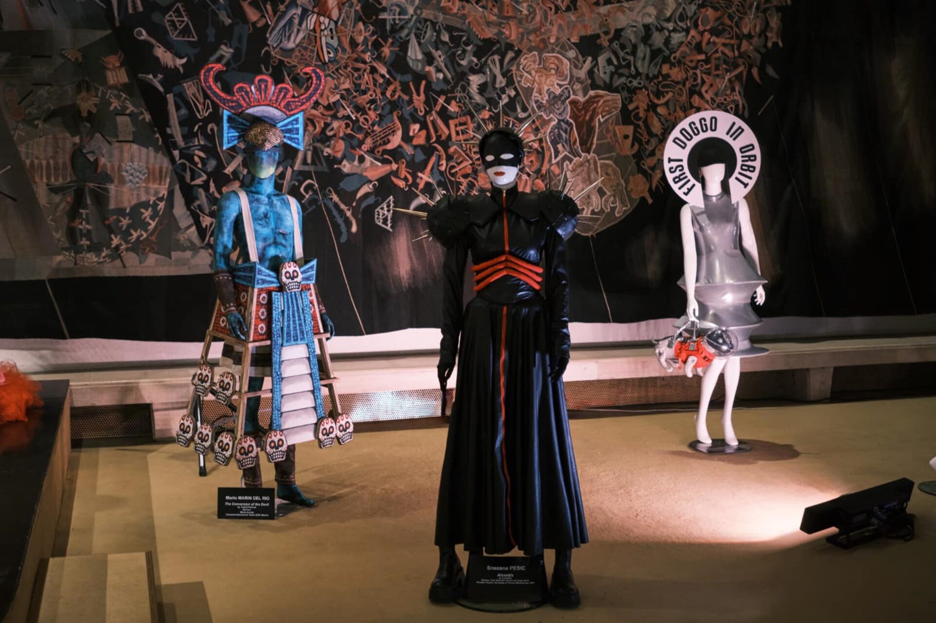 D. Kuźniarska widok wystawy zbiorowej WORLD COSTUME IN ACTION (WCIA), w ramach Biennale Scenografii w Bukareszcie/ kurator: Nic Ularu/ zaprezentowano FIRST DOGGO IN ORBIT, kostium ze spektaklu Eastern Bloc (sukienka z fiszbinami, nakrycie głowy z pcv, torebka w kształcie psa z akrylową, transpar. kulą) / Teatr Narodowy w Bukareszcie, Rumunia (2024)