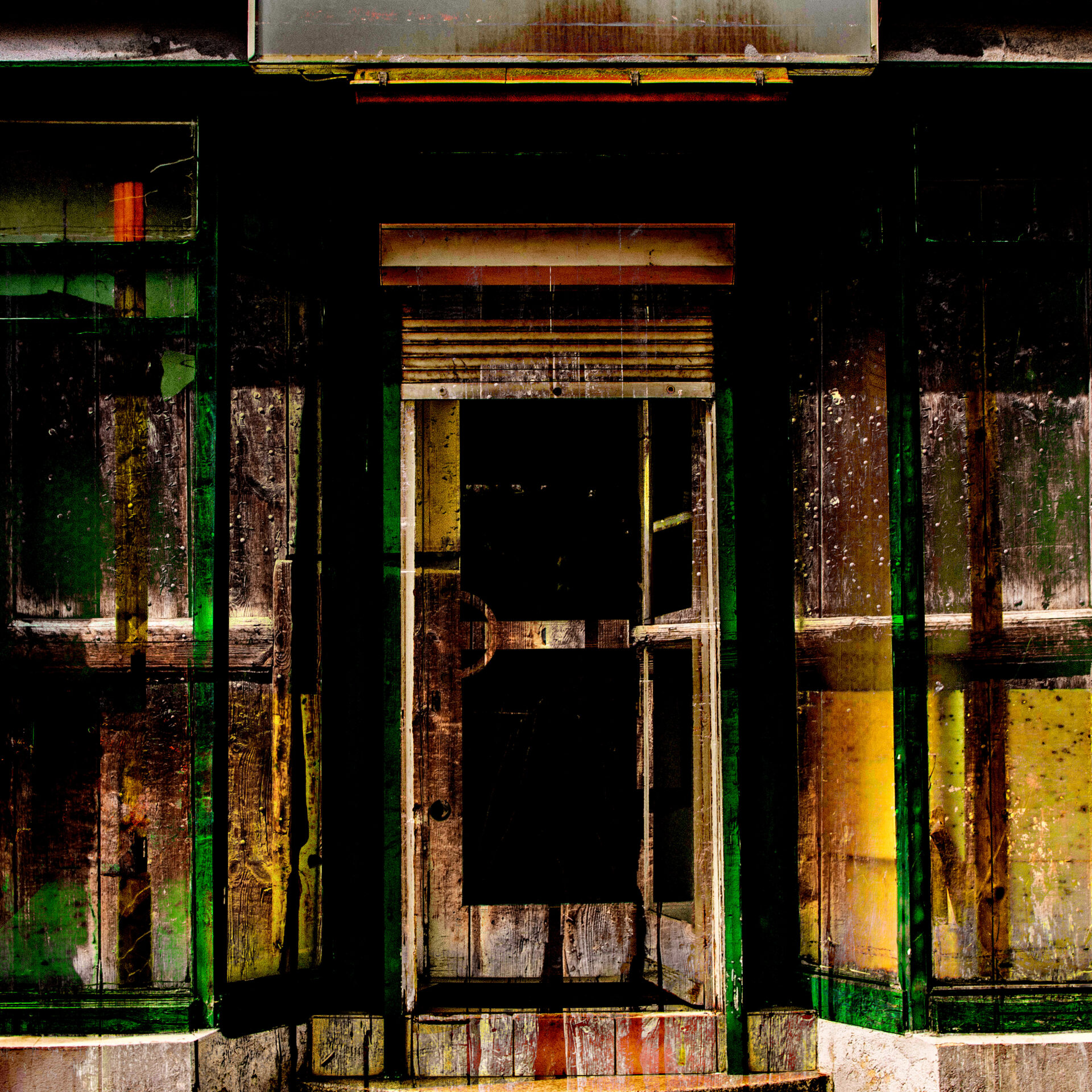 P. Machowiak Z CYKLU ,,REMINISCENCJE”, minicykl fotograficzny, 4 wydruki cyfrowe 70x70 cm / zaprezentowane premierowo na InteriorART 2025, w ramach ArchiART 2025 / kurator: Michał Kruszyniak/ Akademia Sztuk Pięknych im. Władysława Strzemińskiego w Łodzi (2025)