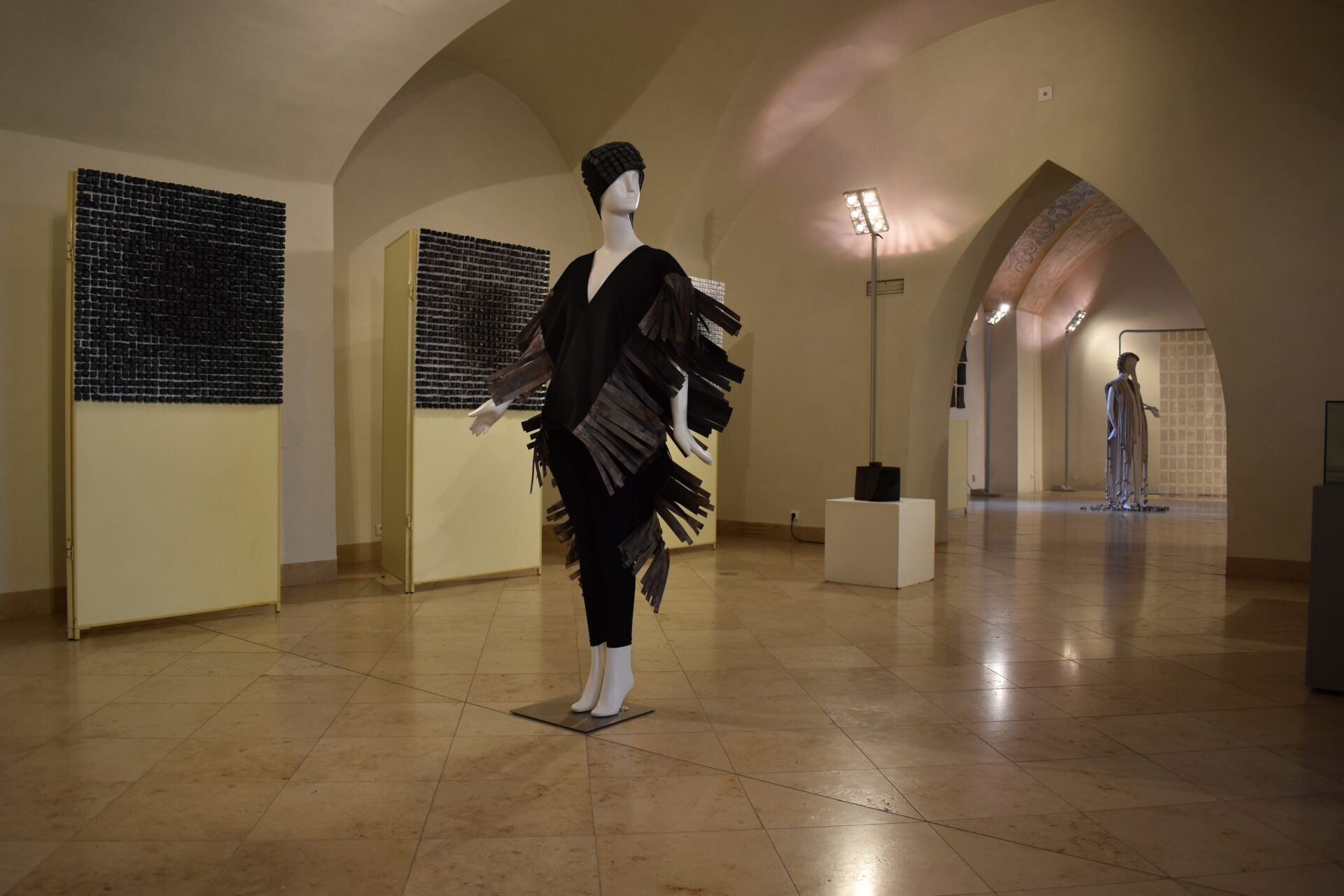 E. Mróz-Pacholczyk ,,KARTA [W] PAMIĘCI. CZŁOWIEK JAKO NOŚNIK”, wystawa indywidualna w ramach ,,Dni Kultury Polskiej w Brnie” / zaprezentowano 17 prac wykonanych w technikach własnych: obrazy, obiekty, formy ubioru / Galeria Krużganek Nowego Ratusza, Brno, Czechy (2025)