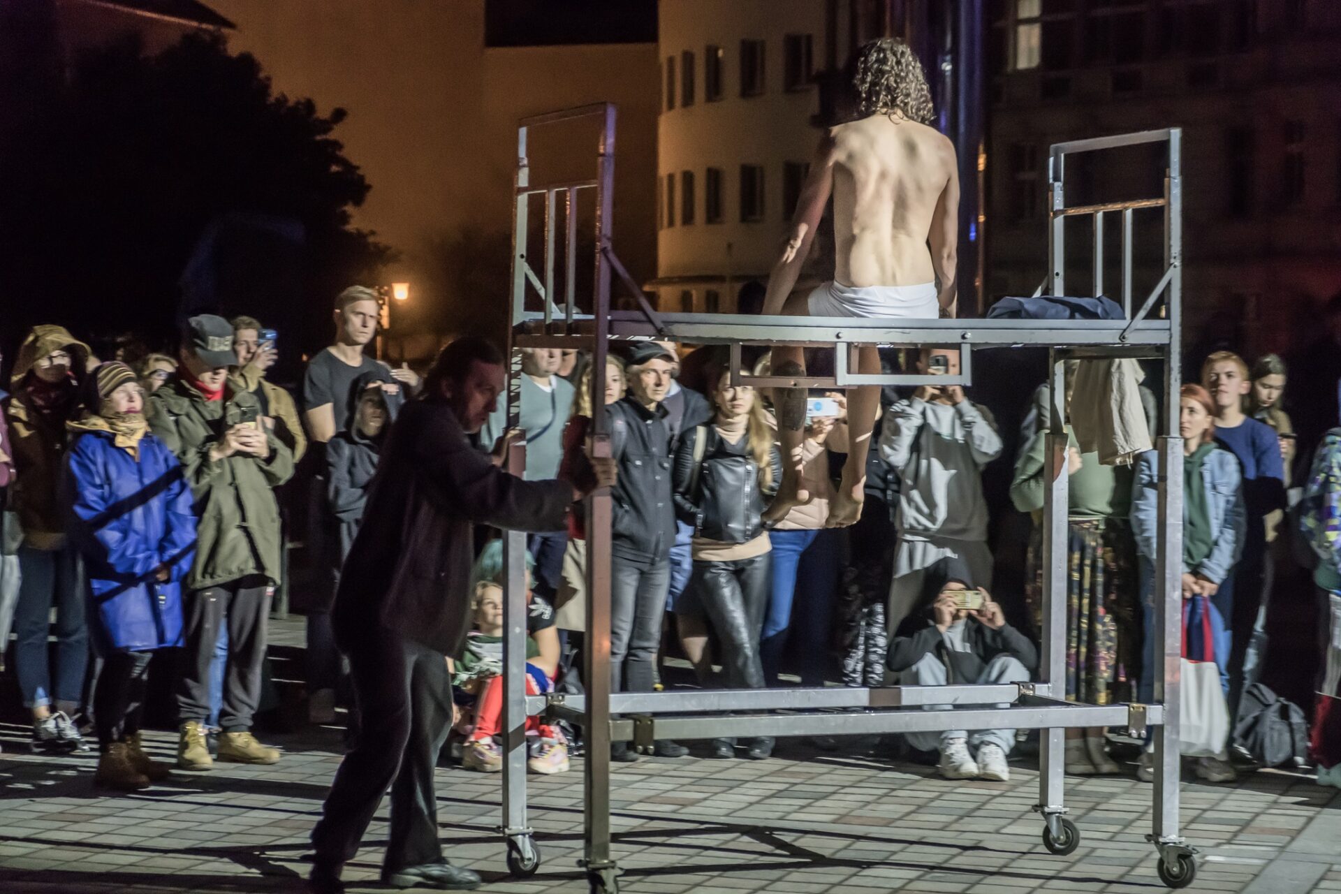 T. Ryszczyński ,,STRACONY SEN” / projekt scenografii do spektaklu Teatru Ósmego Dnia / prezentacja w ramach Festiwalu Teatrów Ulicznych OFF: PREMIERY/PREZENTACJE 2024 / Plac Kolegiacki w Poznaniu 2024 (fot. Zdzisław Orłowski)