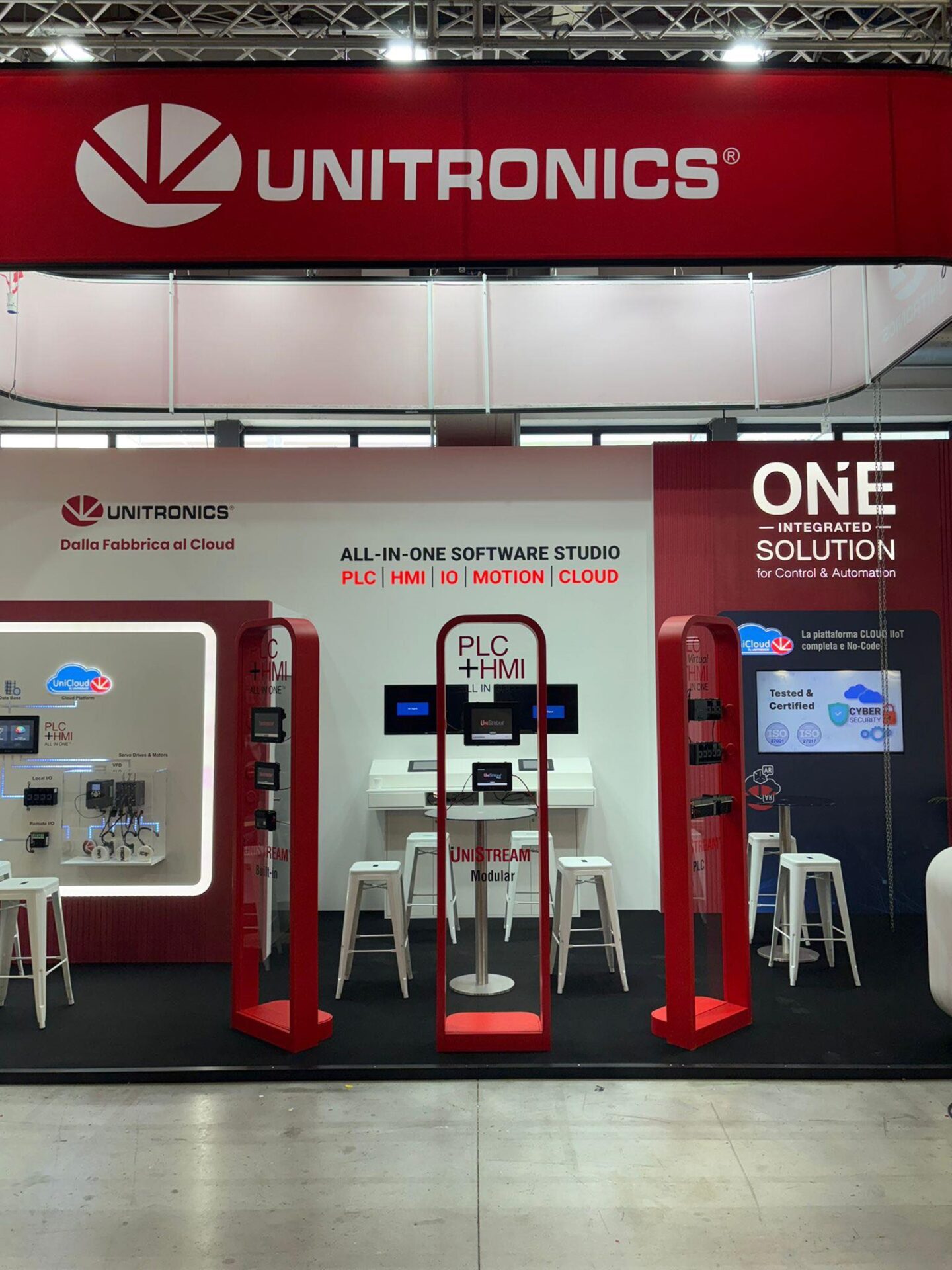 R. Rzadkiewicz STOISKO TARGOWE firmy Unitronics / zrealizowany projekt koncepcyjny i wykonawczy stoiska wielkości 36m² / prezentacja w ramach Targów Smart Production Solutions Italia 2025 / Parma, Włochy