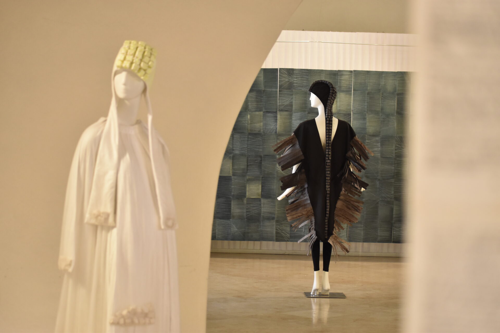 E. Mróz-Pacholczyk ,,KARTA [W] PAMIĘCI. CZŁOWIEK JAKO NOŚNIK”, wystawa indywidualna w ramach ,,Dni Kultury Polskiej w Brnie” / zaprezentowano 17 prac wykonanych w technikach własnych: obrazy, obiekty, formy ubioru / Galeria Krużganek Nowego Ratusza, Brno, Czechy (2025)