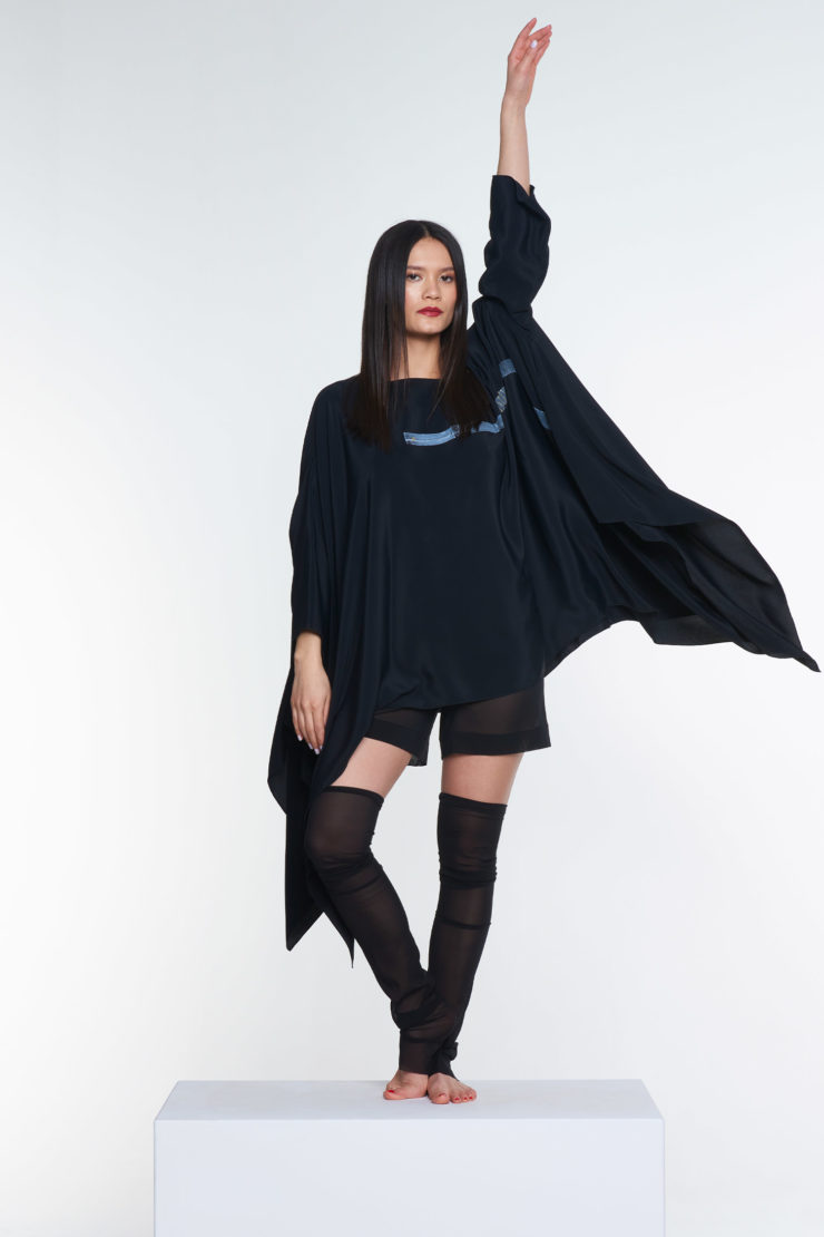 A. Regimowicz-Korytowska SLOW MOTION / kolekcja kilkunastu ubiorów, wykonanych z naturalnych tkanin jedwabnych / pokaz w ramach Gali Polskiej Mody/ Concordia Design, Poznań (2023) https://korytowska.pl/kolekcje/slow-motion/