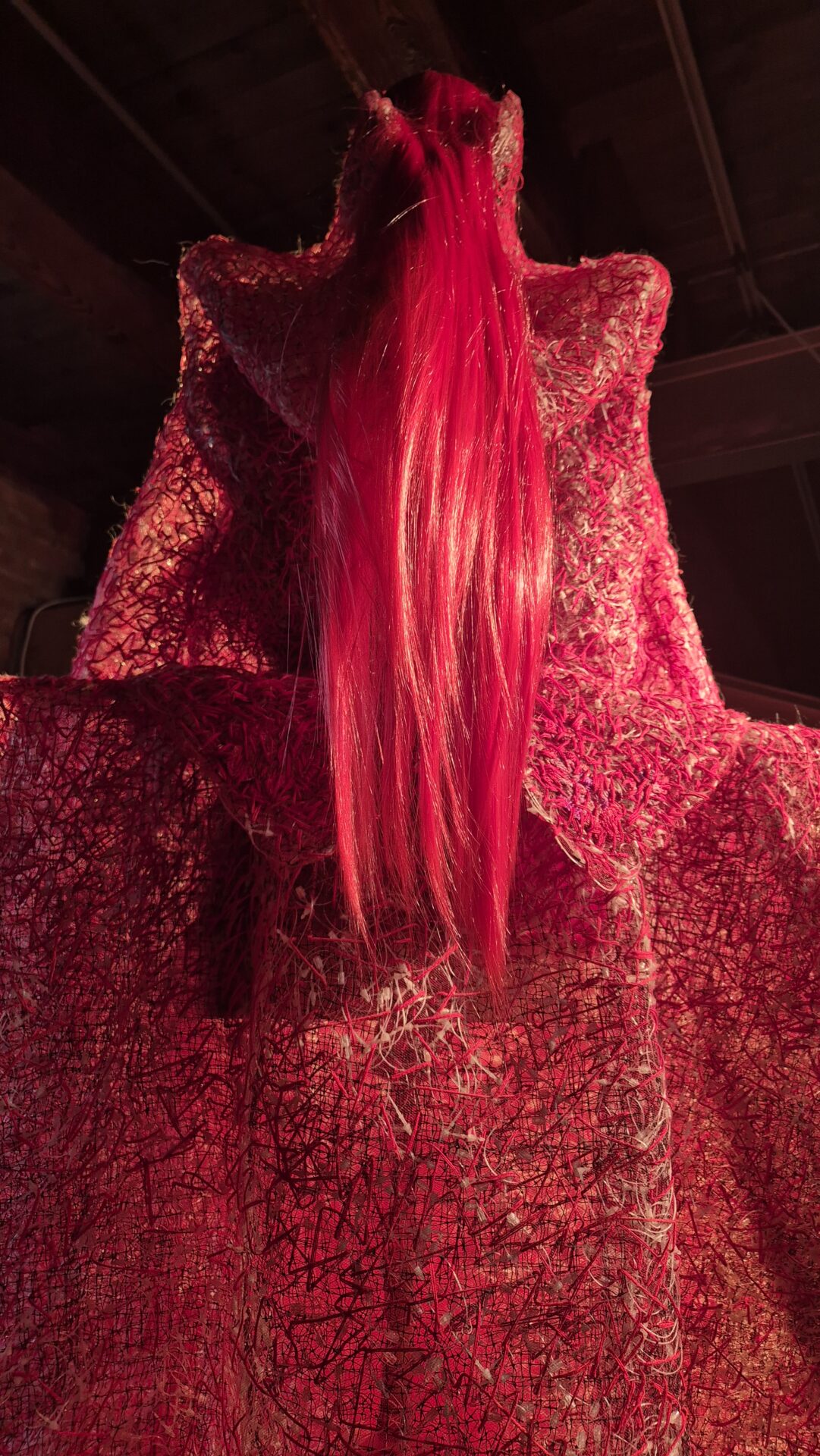 S. Chorążyczewska ,,GRA W CZERWONE’, obiekt strukturalny ubioru, rzeźby / technika własna:  haft ręczny, lustra jako plansza z napisami (tak, nie) sugerująca grę / wystawa INSPACE-EXSPACE z okazji 20-lecia kierunku Scenografia / Słodownia +1, Stary Browar, Poznań (2024)