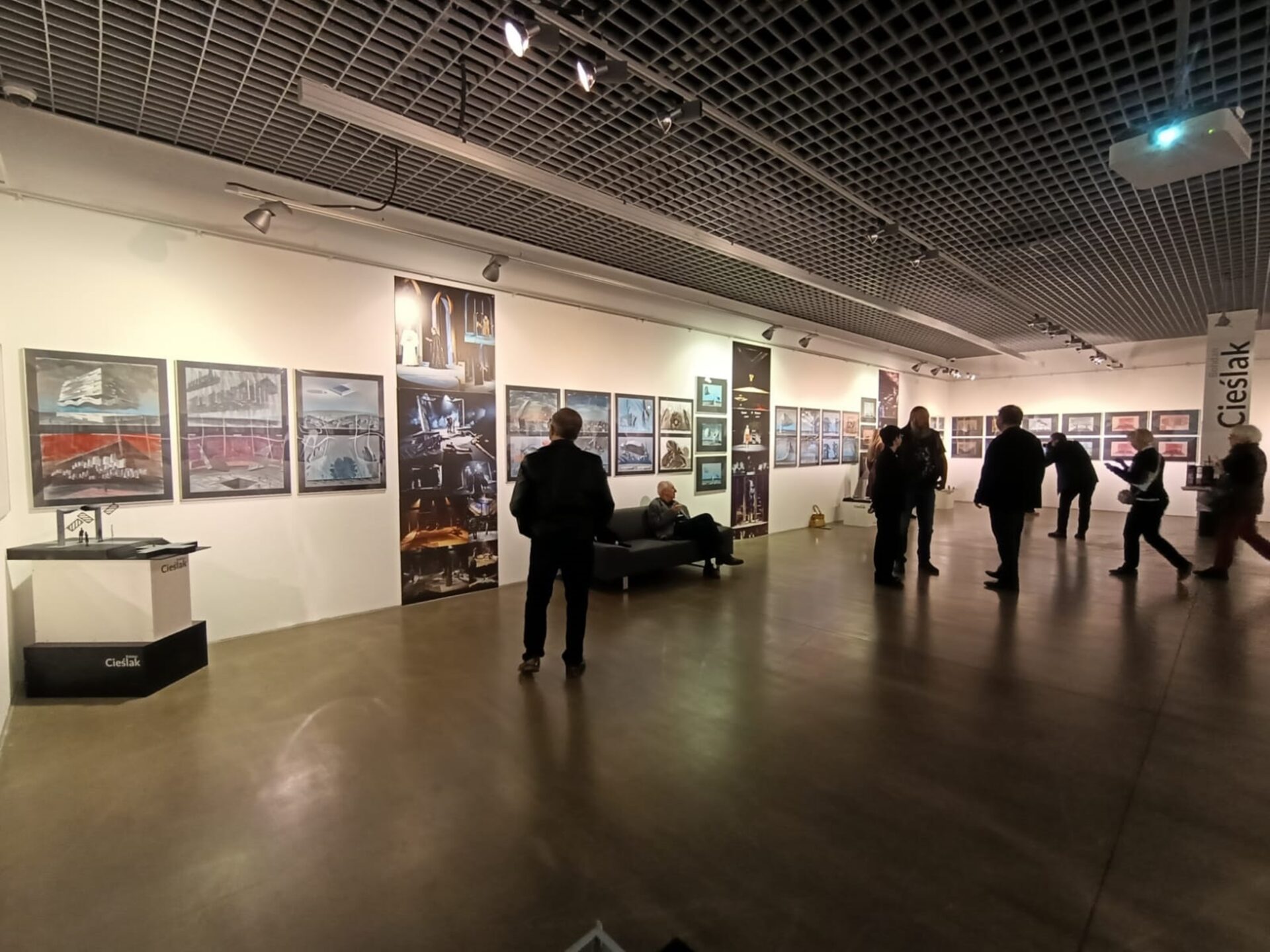 widok wystawy "BOHDAN CIEŚLAK. SFERY" / wystawa indywidualna: 105 rysunków w technikach mieszanych o wymiarach arkuszy A2, A3, A4 oraz 6 przestrzennych modeli scenograficznych w skali / kurator: Wojciech Łuka / XLIX edycja Tyskich Spotkań Teatralnych / Miejska Galeria Sztuki OBOK w Tychach (2023)