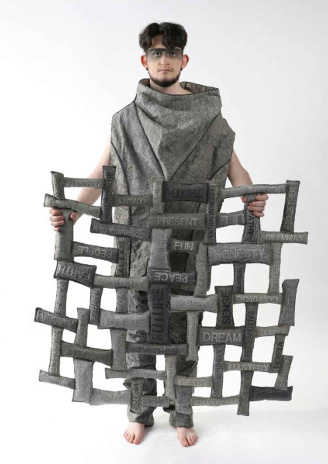 E. Cios-Jonas ,,STITCH FOR FUTURE” / ubiór unikatowy oraz obiekt-rekwizyt/ papier czerpany i nici celulozowe/ gala międzynarodowego konkursu Paper on Skin 2024/ Paranaple Arts Centre - Gala and Award Presentation/ Devonport, Tasmania, Australia (2024)