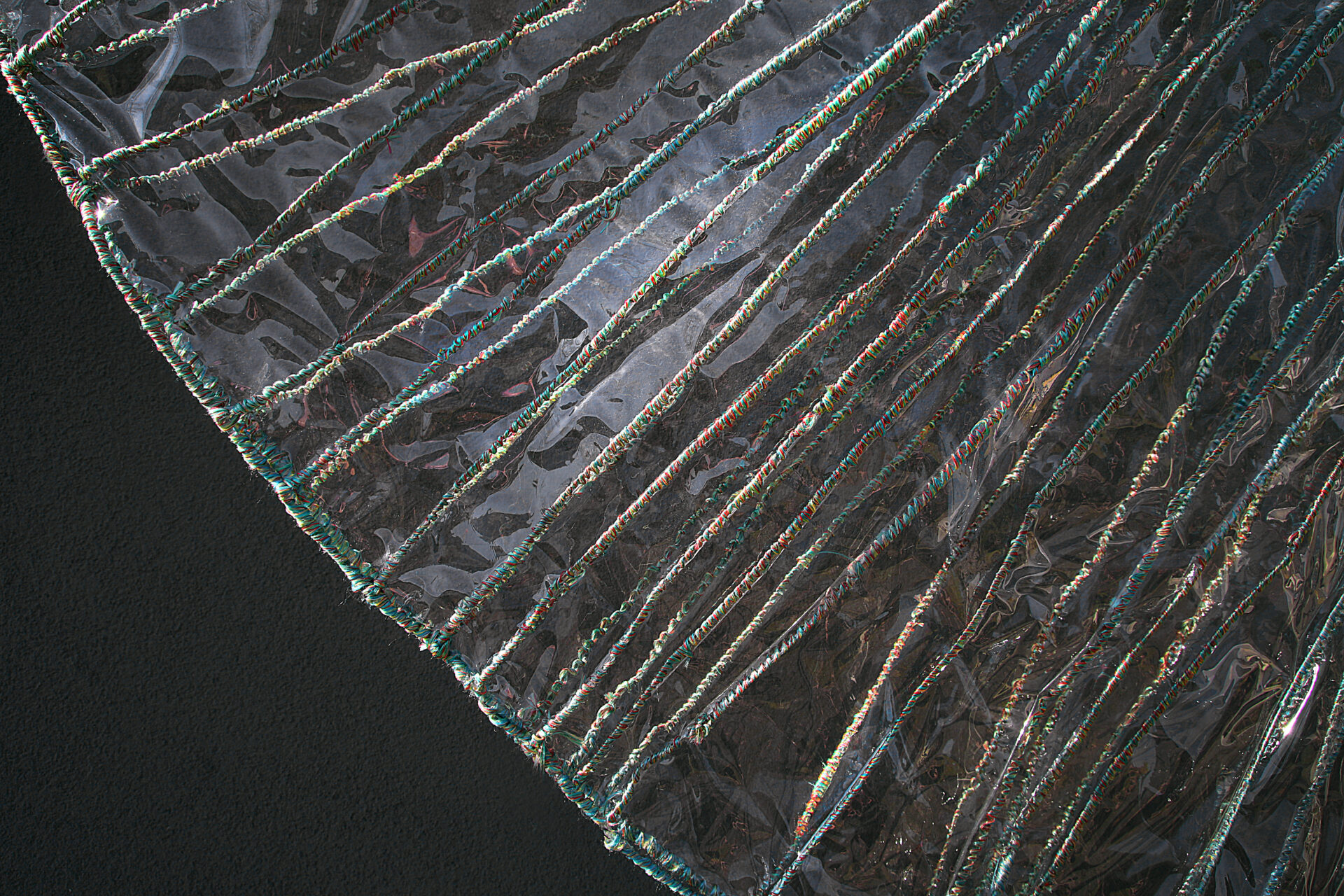 P. Kiełpiński ,,KONSTRUKCJA LUSTRZANA”/ praca pochodząca z cyklu ,, Obiekty autonomiczne”, obiekt tkacki o wym. 200x200x50cm, materiał: folia pvc, wiskoza / premierowa prezentacja na wystawie ,,MATERIAL THINKING / MYŚLENIE MATERIĄ (POLAND-UKRAINE)” / Galeria Prom Kultury, Saska Kępa, Warszawa (2022)