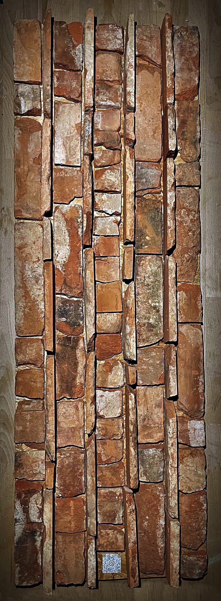 N. Kliśko-Walczak ,,ZEROWASTE_TEXTURE_2_22. POWSTAŁE Z RUIN” / struktura przestrzenna, cegła (wypalana glina), format: 45 x 120 cm/praca zaprezentowana premierowo na wystawie pt. ,,MIŁOŚĆ I SOLIDARNOŚĆ ─ SYNTEZA”, w ramach festiwalu POZNAŃ ART WEEK (PAW) / kuratorzy: M. Bieczyński, E. Cieśla-Jarzębowska, R. Gruszewski / Galeria Słodownia +1, Stary Browar w Poznaniu (2022)