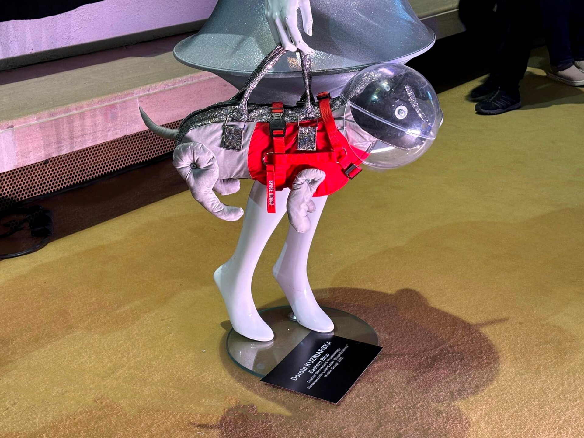 D. Kuźniarska widok wystawy zbiorowej WORLD COSTUME IN ACTION (WCIA), w ramach Biennale Scenografii w Bukareszcie/ kurator: Nic Ularu/ zaprezentowano FIRST DOGGO IN ORBIT, kostium ze spektaklu Eastern Bloc (sukienka z fiszbinami, nakrycie głowy z pcv, torebka w kształcie psa z akrylową, transpar. kulą) / Teatr Narodowy w Bukareszcie, Rumunia (2024)